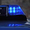 Ein Polizeiauto mit eingeschaltetem Blaulicht (Symbolbild).
