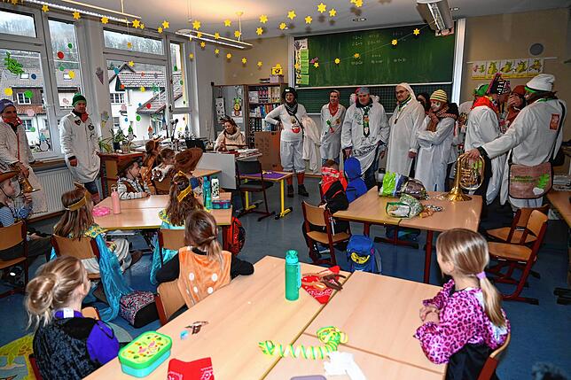 Große Freude herrschte bei den Kindern der Grundschule Oberlauchringen, die traditionsgemäß ihre Lehrerinnen vor den Narren versteckt ...