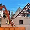 Mit dem maroden städtischen Gebäude Turmgasse 1 wird der als „unterer Torkel“ bezeichnete Bau abgerissen. Im Hintergrund das ...