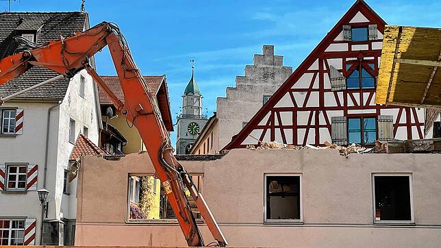 Mit dem maroden städtischen Gebäude Turmgasse 1 wird der als „unterer Torkel“ bezeichnete Bau abgerissen. Im Hintergrund das ...