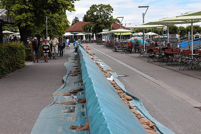 Der Schutzwall am Hafen wird voraussichtlich noch zwei bis drei Wochen stehen bleiben, denn es wird noch Schmelzwasser aus den Alpen ...