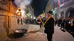 Bild : Die Fasnet geht in Flammen auf: Narren beerdigen die fünfte Jahreszeit – Teil 1