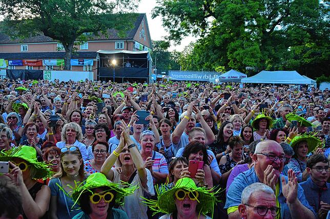Schlager-Ikone Jürgen Drews ist auf der Sommersinnfonie 2019 das Highlight und bringt wie man auf dem Archivbild sieht, die Massen zum ...