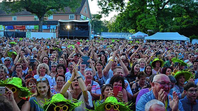 Schlager-Ikone Jürgen Drews ist auf der Sommersinnfonie 2019 das Highlight und bringt wie man auf dem Archivbild sieht, die Massen zum ...