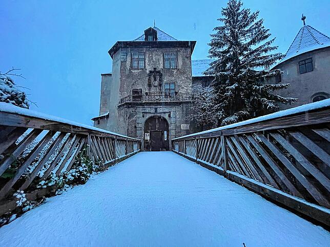 Die Brücke zur Meersburg ist von einer dünnen Schneeschicht bedeckt. Noch hat kein Fuß sie berührt.