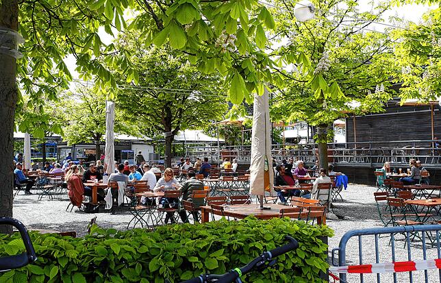 Der Biergarten der Hafenhalle an der Konstanzer Hafenstraße ist jetzt ein eingezäunter Bereich. Am Eingang müssen die Gäste erst einen ...