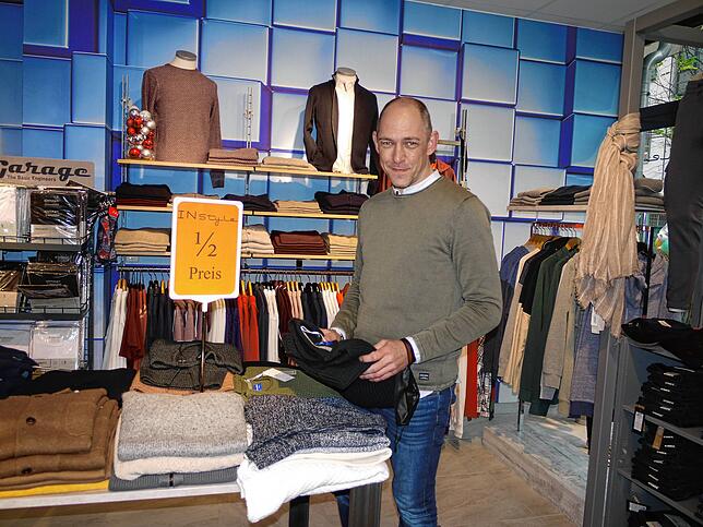 Klaus Paschke, Inhaber des Herrenmodengeschäfts Instyle, findet den Weg richtig, die Nachweise zu prüfen. Die meisten Kunden zückten ...