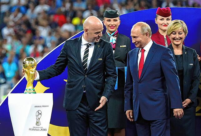 Wladimir Putin (rechts) und Gianni Infantino stehen beim WM-Finale 2018 vor der Siegerehrung neben dem WM-Pokal.