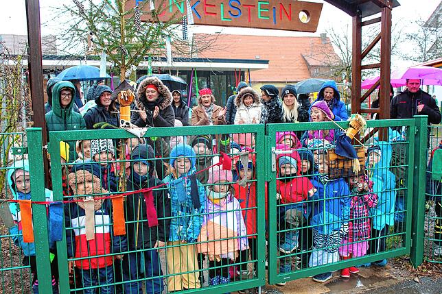 Nicht nur Zaungäste sind die Kinder der Kindertagesstätte Funkelstein beim Narrenbaumstellen in Hochemmingen.