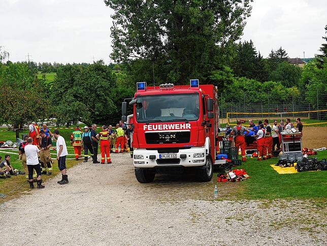 115 Einsatzkräfte und 22 Fahrzeuge der Engener Feuerwehr, sowie der Feuerwehren aus Konstanz und Singen waren vor Ort.