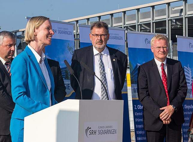 Landrätin Stefanie Bürkle (links) unterstrich die Bedeutung der drei Klinikstandorte für den Landkreis Sigmaringen.