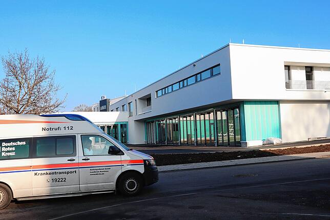 Ein Krankentransportwagen fährt zur neuen Rettugnswache an der Schaffhauserstraße/Vorderambohl. Bild: Susanne Gehrmann-Röhm