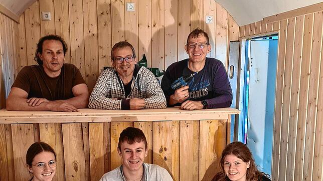 Das Bauwagenprojekt befindet sich auf der Zielgeraden. Unser Bild zeigt hinten Bauhofleiter Peter Braun-Droxner, Schulsozialarbeiter ...