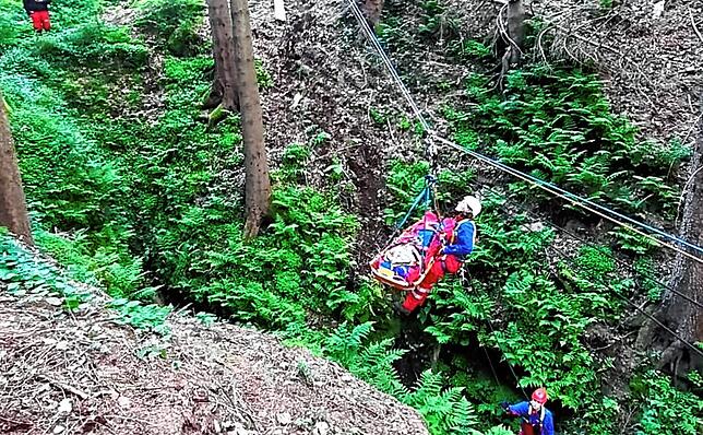 Als das Stahlseil der Seilrutsche reist, stürzt der 16-jährige Konstanzer acht Meter in die Tiefe.