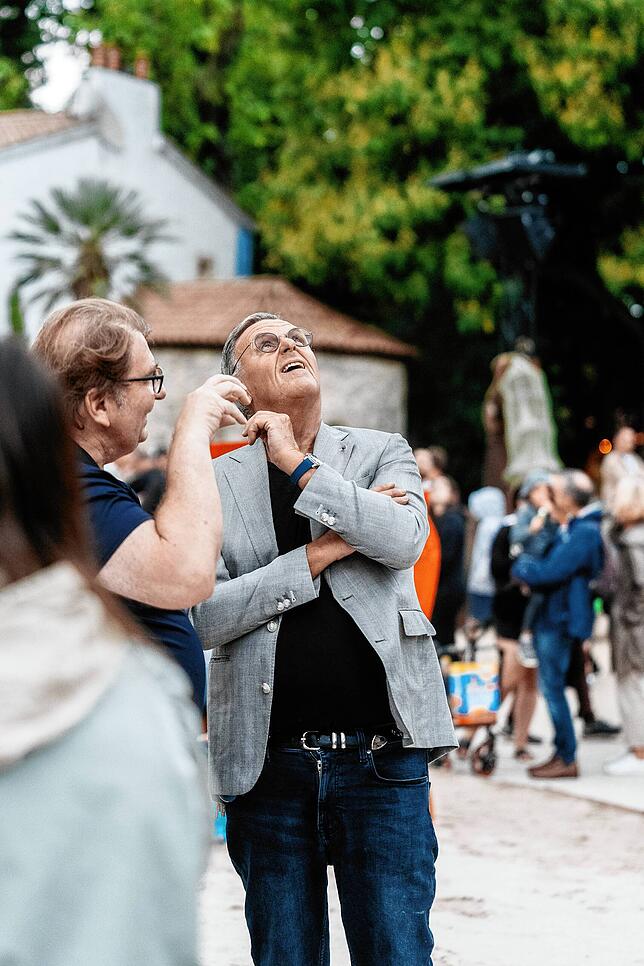 Europa-Park-Inhaber Roland Mack (rechts) und Fotograf Achim Mende beobachten den Wetterballon.