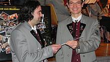 Ferenc Palotai (links) nahm beim Jahreskonzert in Vilsingen den Dirigentenstab von Andreas Bücheler entgegen.