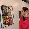 Auch ganz junge Familienzentrum-Fans nehmen an der Vernissage im Rathaus teil. Es sind interessante Bilder der Einrichtung zu sehen.