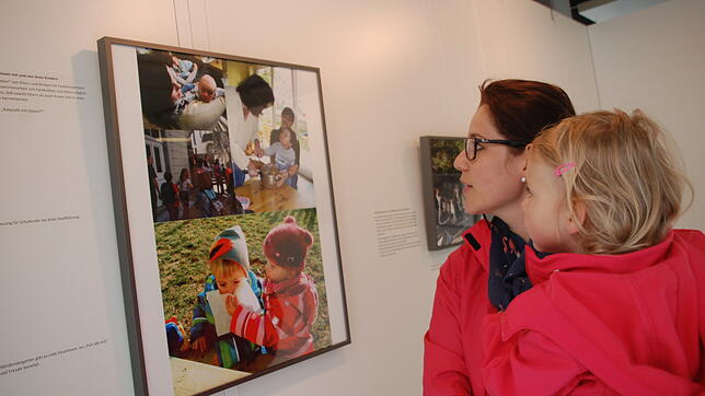 Auch ganz junge Familienzentrum-Fans nehmen an der Vernissage im Rathaus teil. Es sind interessante Bilder der Einrichtung zu sehen.