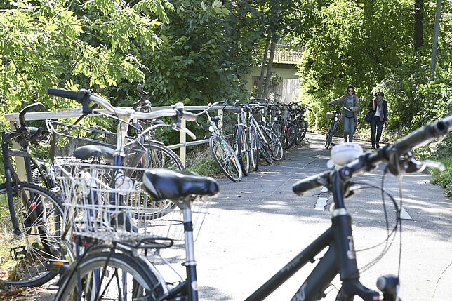 Weil zu wenig Abstellplätze am Bahnhof Böhringen zur Verfügung stehen, stellen die Radfahrer ihr Gefährt am Geländer der ...