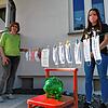 Die fleißige Schneiderin Gisela Engelke (links) näht Mundmasken zu Gunsten der Aktion &bdquo;Weihnachten im Schuhkarton&ldquo;, die von ...