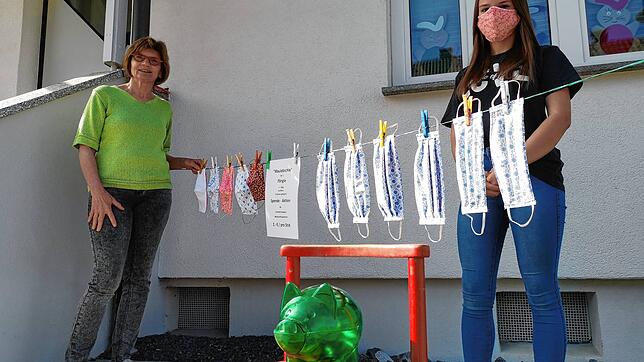 Die fleißige Schneiderin Gisela Engelke (links) näht Mundmasken zu Gunsten der Aktion &bdquo;Weihnachten im Schuhkarton&ldquo;, die von ...