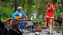 Das Duo Stereolites unterhielt das Publikum im &bdquo;La Maison du Lac&ldquo; mit Musik aus der eigenen Feder und erlesenen Covern.