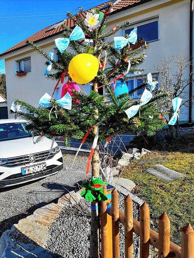 Mit Narro Quak grüßt aus Froschzell in der Coronalage, ein Narrebäumle schön und stolz, es nutzt die Virusplage:Denn Masken trugen wir ...