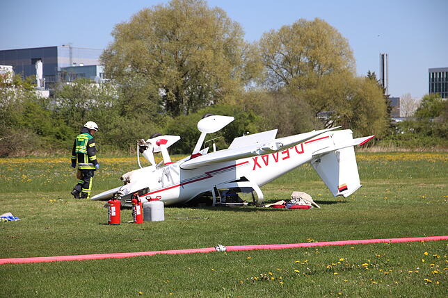 Diese RV-7 ist eine Variante mit Bugfahrwerk. Das Rad blieb in einer Vertiefung des Rasens auf dem Konstanzer Flugplatz stecken. Der ...