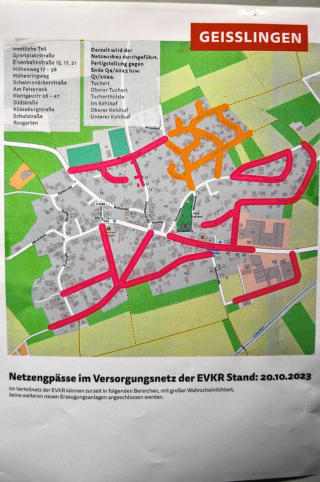 Eine Grafik verdeutlicht – am Beispiel Geißlingen – in welchen Straßenzügen Engpässe im Netz der EVKR bestehen. Die orange ...