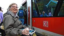 Ein suchender Blick nach dem Zugbegleiter: Christel Grundler will am Bahnhof von Wahlwies herausfinden, ob sie spontan mit ihrem ...