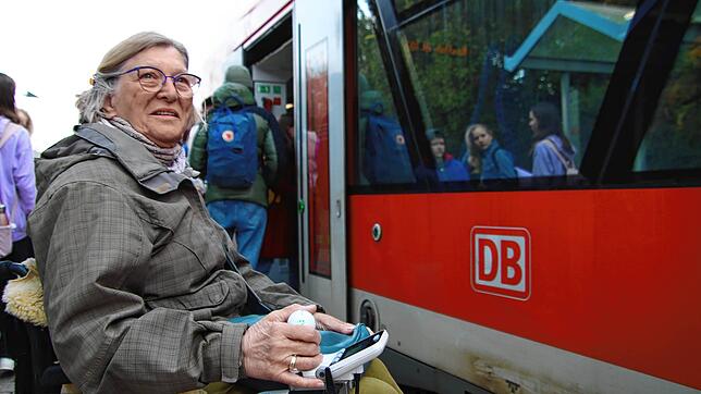 Ein suchender Blick nach dem Zugbegleiter: Christel Grundler will am Bahnhof von Wahlwies herausfinden, ob sie spontan mit ihrem ...