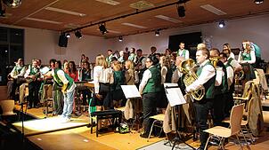 Ein tolles Programm boten die Musikerinnen und Musiker des Musikvereins Harmonie Unteralpfen unter ihrem Dirigenten Nico Albiez bei ...