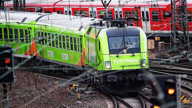 Der Flixtrain fährt in den Hamburger Hauptbahnhof ein. Bald ist er auf seinem Weg von und nach Berlin auch in Südbaden, im Dreiländereck ...