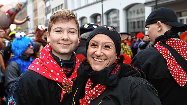 Bild 28: Schmotziger Dunschtig: Auf der Marktstätte treffen sich die Narren und Hästräger
