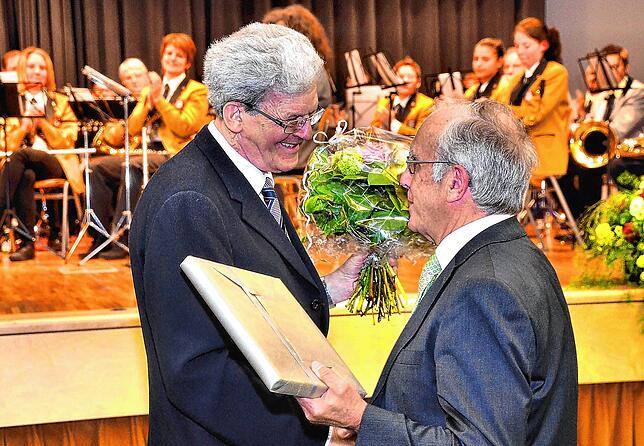 2013 wurde Alfons Brohammer (rechts) zum Ehrenbürger der Gemeinde Jestetten ernannt. Landrat a.D. Bernhard Wütz (links) gratulierte. ...