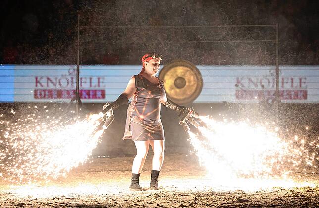 Bild 1: Tausende beim Showabend zur Eröffnung des Fest der Pferde 2024
