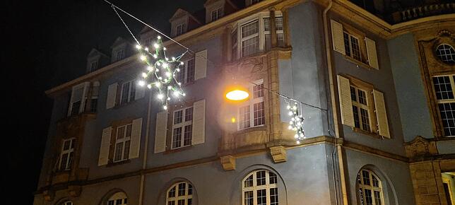Direkt beim Blauen Rathaus hängt einer der Weihnachtssterne, die an mehreren Stellen in der Stadt zu finden sind. Aber sind auch 50 ...