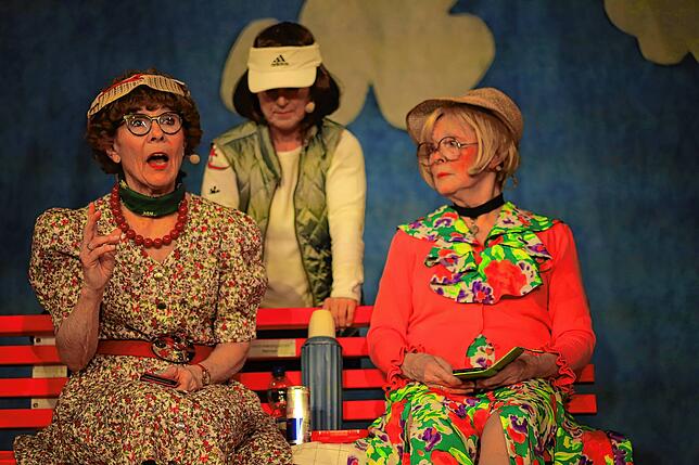 Aufm Bänkle. Von links: Heidrun Dett, Moni Madlener und Marga Lenski.