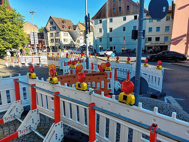 Wie eine Festung: Herner Truck-Sperren an den Zufahrtstraßen zum Flohmarkt-Gelände, wie hier an der Oberen Laube im Bereich des ...