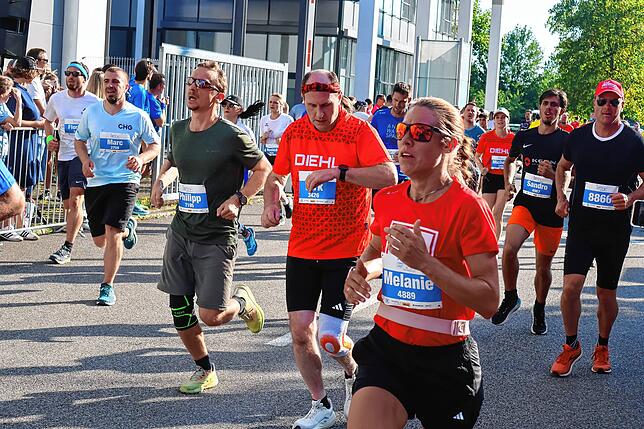 Bild 17: Mit Ausdauer und Kreativität- tausende Läufer messen sich beim ZF Firmenlauf