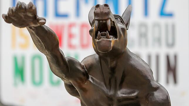 Der Mensch ist dem Mensch ein Wolf: Mit dieser Skulptur reflektierte der Künstler Rainer Opolka nach den Chemnitzer Ausschreitungen vom ...