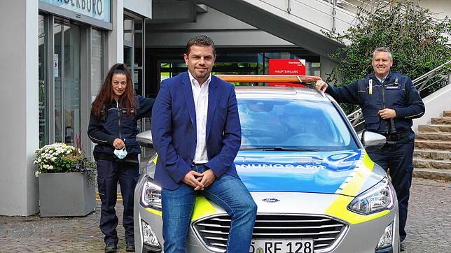 Ordnungsamtschef Dominic Rago (Mitte) ist stolz auf seine Mitarbeiter Kalliopi Tsaknaki und Frank Fournes.