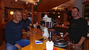 Generationswechsel hinter der Theke: Patrick Weber (rechts) folgt als Pächter des Bistro am Rathaus in Oberteuringen auf Berthold ...