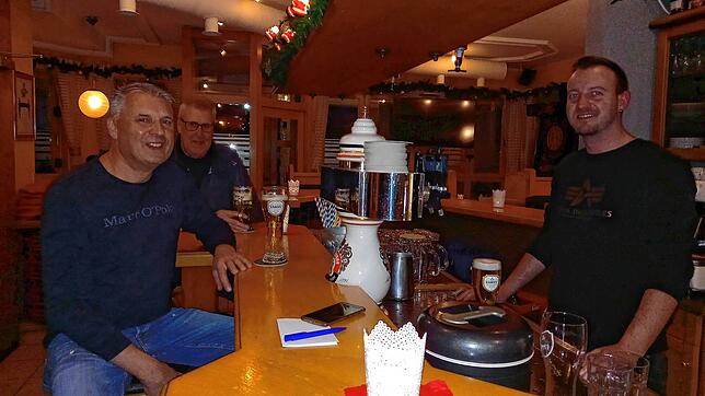 Generationswechsel hinter der Theke: Patrick Weber (rechts) folgt als Pächter des Bistro am Rathaus in Oberteuringen auf Berthold ...