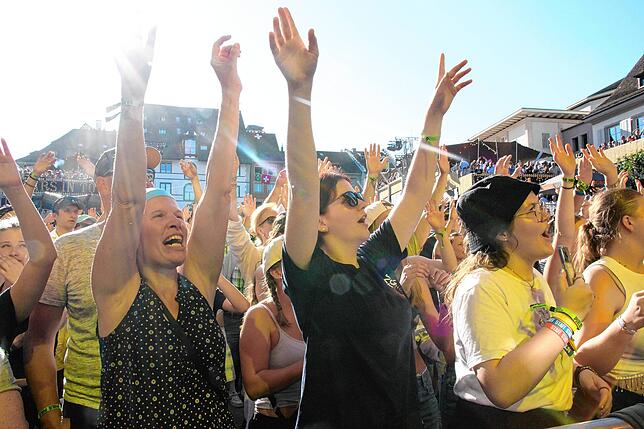 Finale in Schaffhausen: So bunt war der Auftritt von Mark Forster, Plüsch und Dean Lewis.