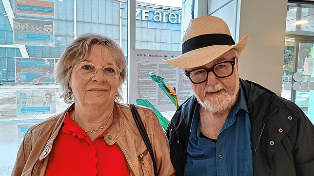 Sogar aus Waterdingen bei Singen kommen die Badegäste zur Rückkehr des Sportbads bis nach Friedrichshafen. Gesina und Friedrich ...