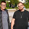 Maximilian Stroscher vom Bauausschuss und Pastor Jorin Jansen freuen sich, dass die Friedenskirche wieder aufgebaut wird. Das Bild ...