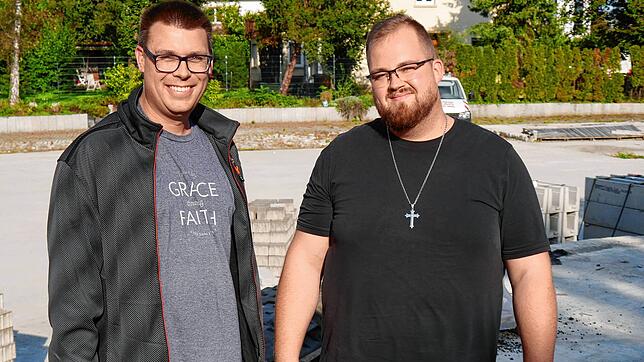 Maximilian Stroscher vom Bauausschuss und Pastor Jorin Jansen freuen sich, dass die Friedenskirche wieder aufgebaut wird. Das Bild ...