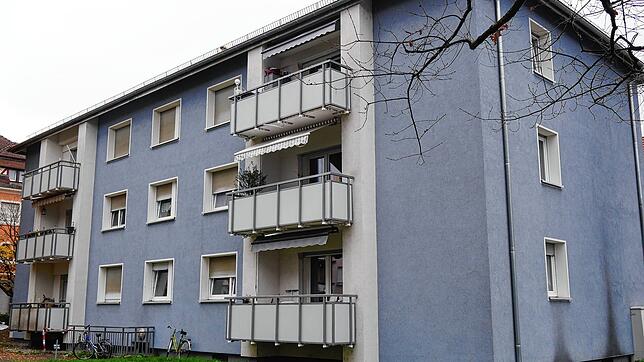 Die Ermittlungen, die zum Kellerbrand in diesem Gebäude in der Kreuzensteinstraße in Singen geführt haben, dauern an.