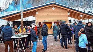 Der neue Schönenbacher Grill- und Festplatz bewährt sich beim „Winterzauber am Bach“. Zahlreiche Besucher nehmen das neue Angebot wahr. ...